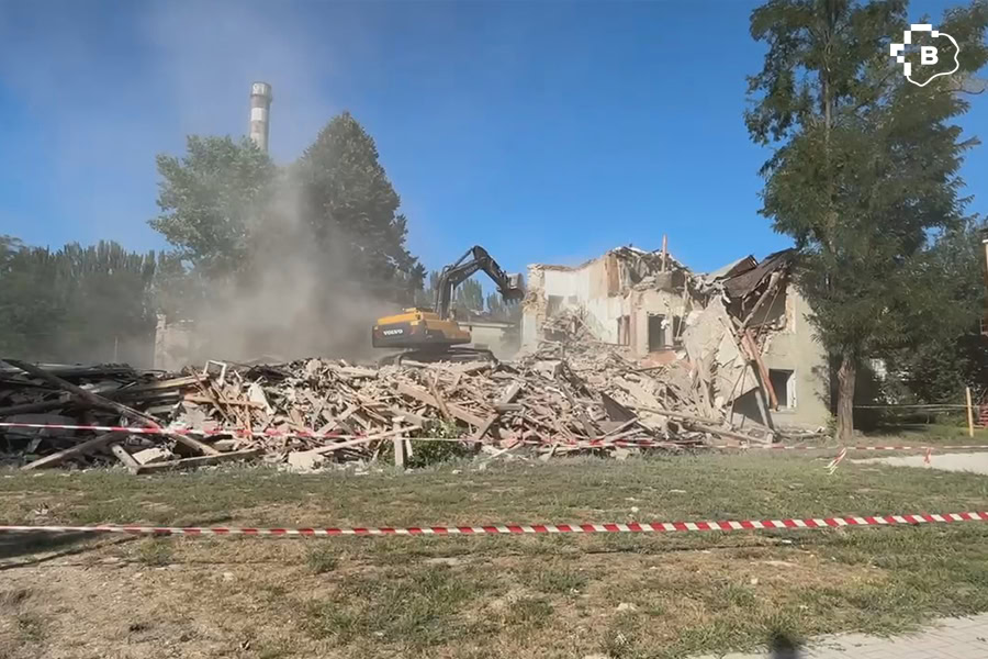 У Запоріжжі зносять будинок, зруйнований ракетним ударом. ФОТО
