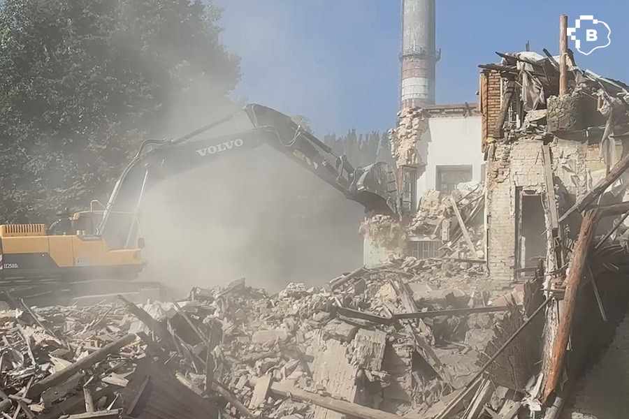 У Запоріжжі зносять будинок, зруйнований ракетним ударом. ФОТО