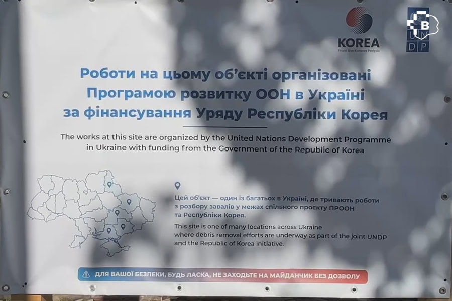 У Запоріжжі зносять будинок, зруйнований ракетним ударом. ФОТО