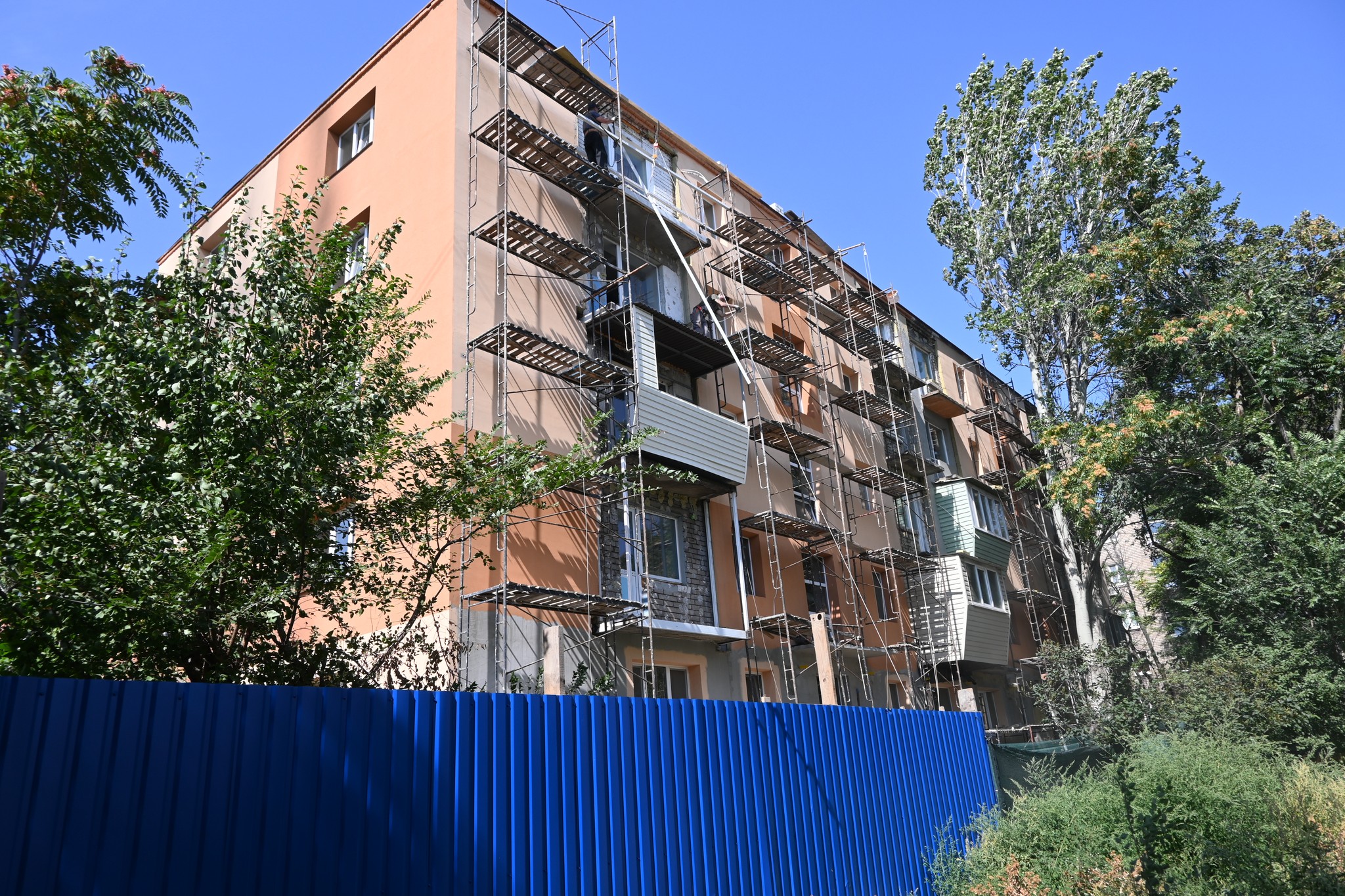 У Запоріжжі відновлюють багатоповерхівку, що двічі постраждала від обстрілів. ФОТО