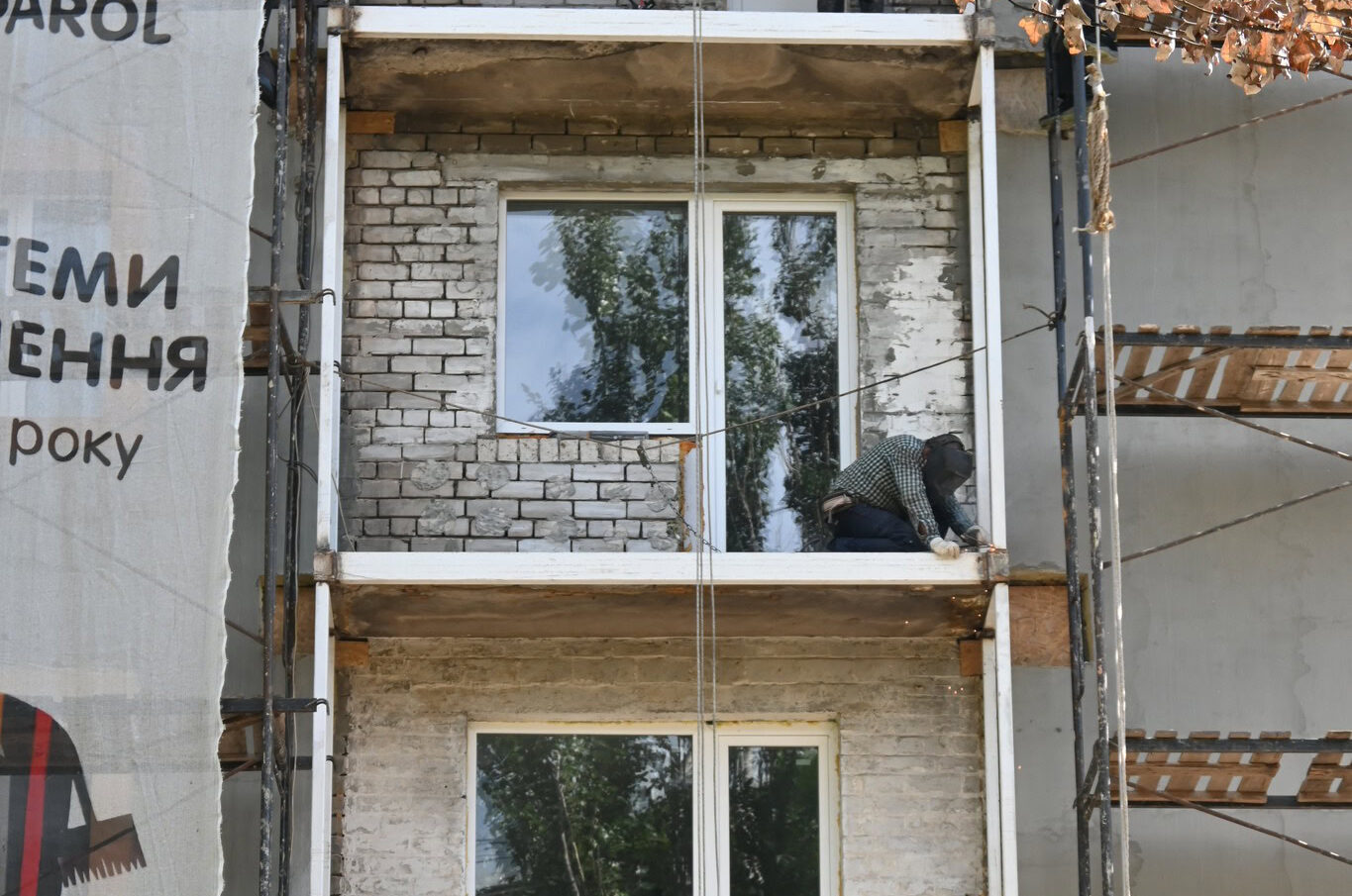 У Запоріжжі відновлюють багатоповерхівку, що двічі постраждала від обстрілів. ФОТО