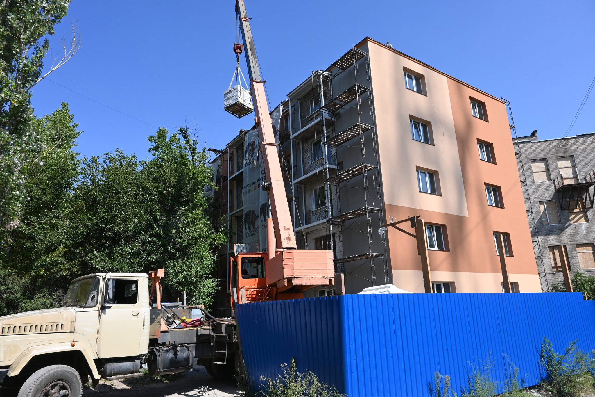 У Запоріжжі відновлюють багатоповерхівку, що двічі постраждала від обстрілів. ФОТО