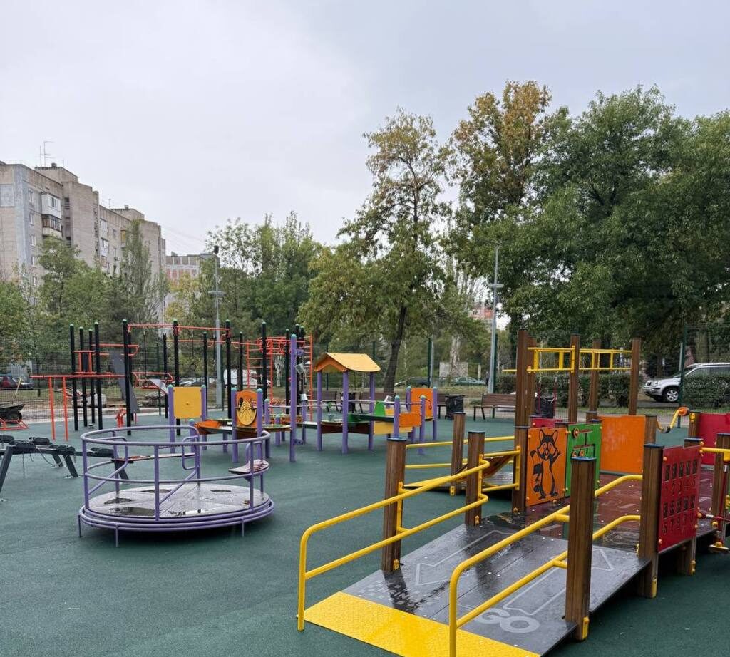 У Запоріжжі завершують будівництво інклюзивних майданчиків: як вони виглядають