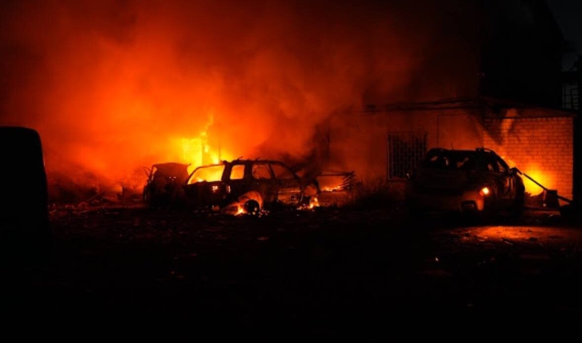 Руйнування в трьох районах міста. Ворог атакував Запоріжжя КАБами, є загиблі