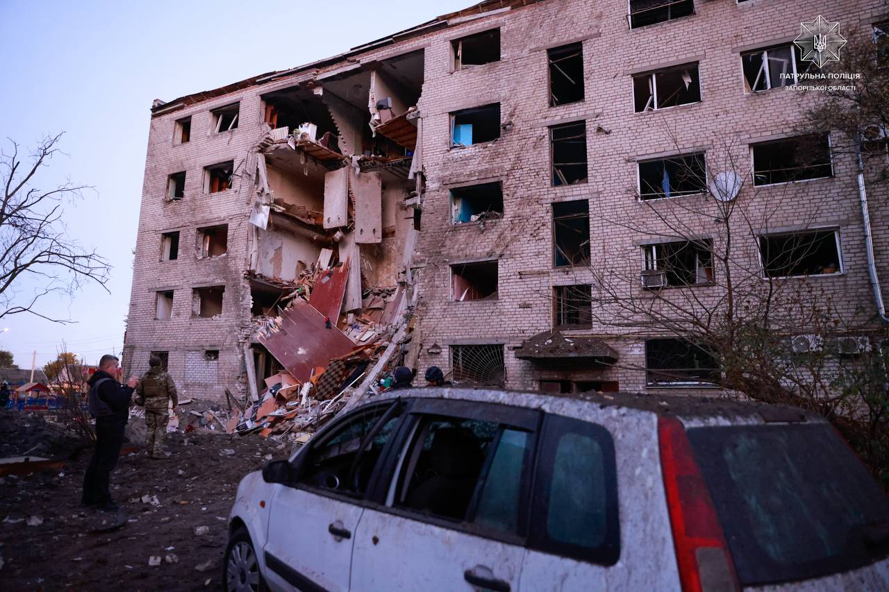 Обвалилися п’ять поверхів: російський обстріл зруйнував гуртожиток у Запоріжжі. Є загиблі