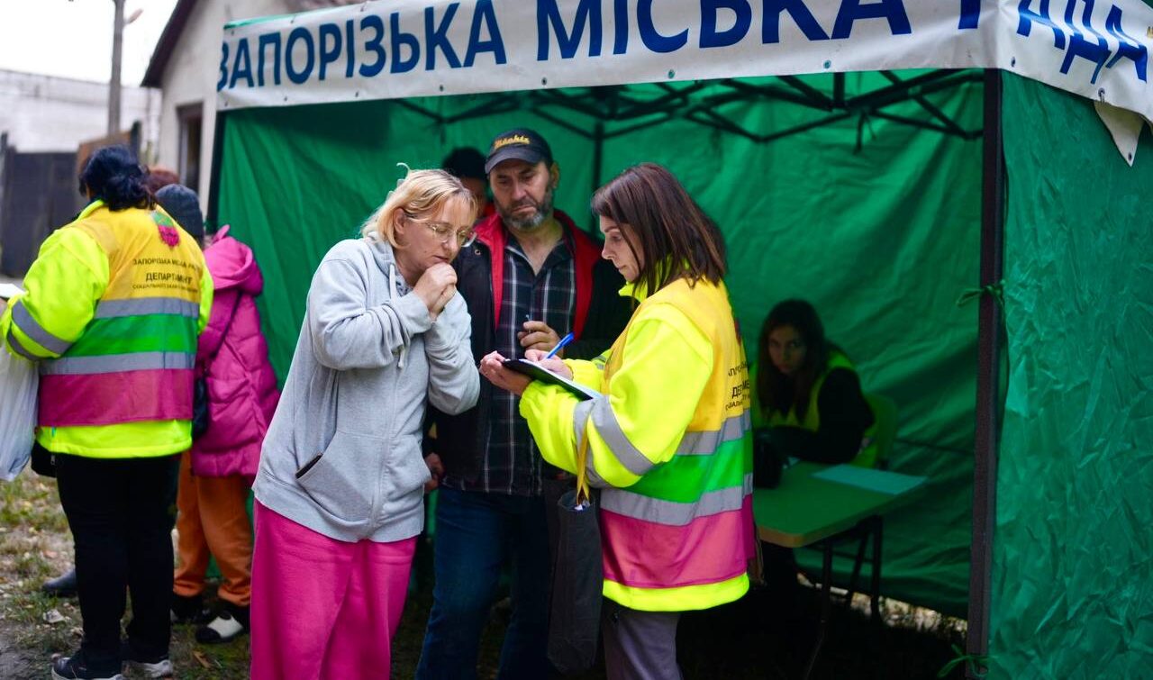 18 ударів за ніч: у Запоріжжі через російський обстріл зруйновано будинок. Є загиблі та поранені