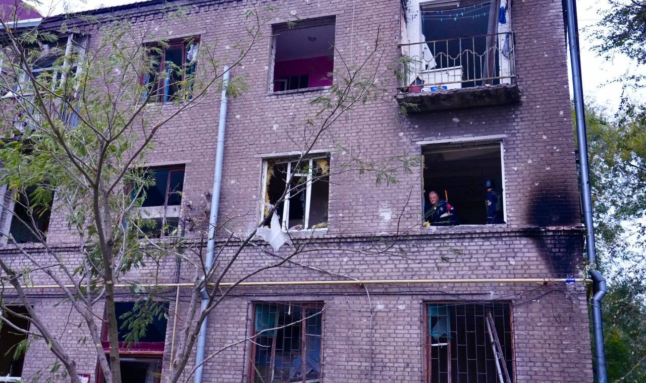 18 ударів за ніч: у Запоріжжі через російський обстріл зруйновано будинок. Є загиблі та поранені