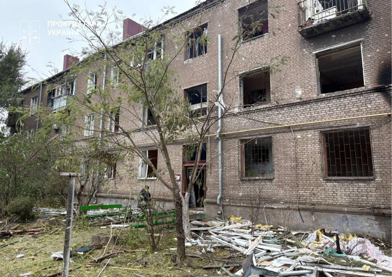 18 ударів за ніч: у Запоріжжі через російський обстріл зруйновано будинок. Є загиблі та поранені