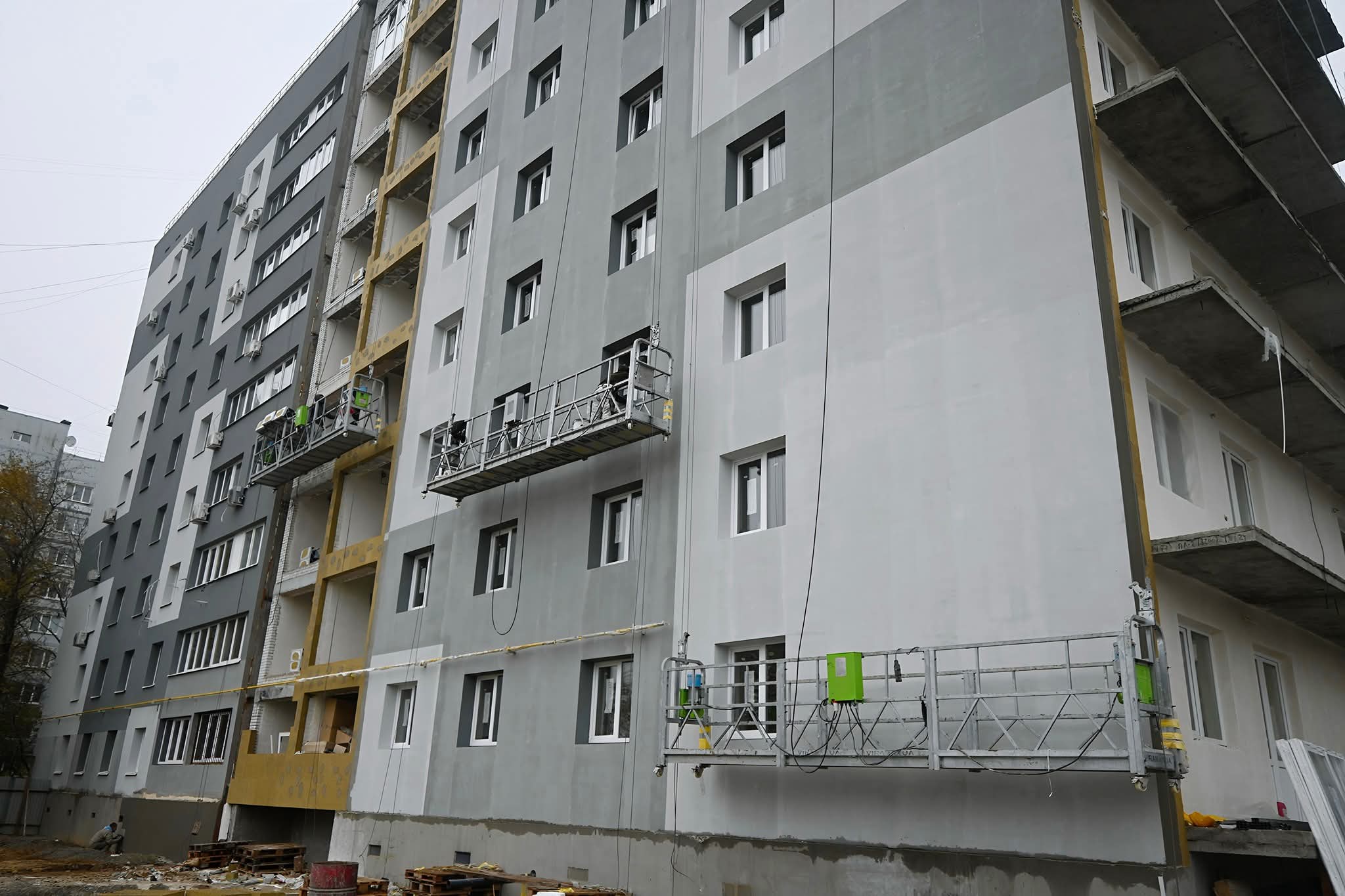 На вул. Запорізькій триває відновлення будинків, зруйнованих обстрілами два роки тому