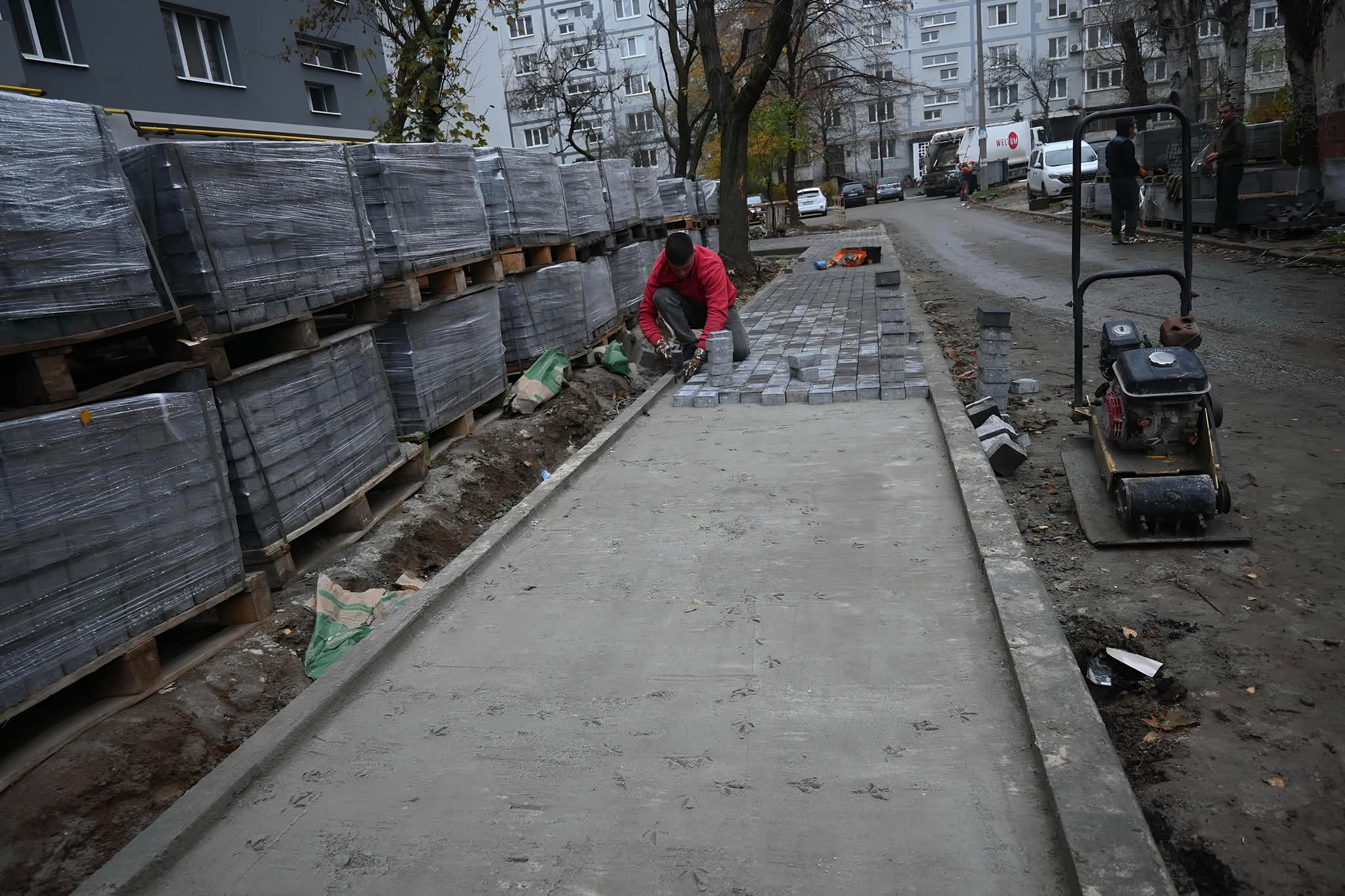 На вул. Запорізькій триває відновлення будинків, зруйнованих обстрілами два роки тому