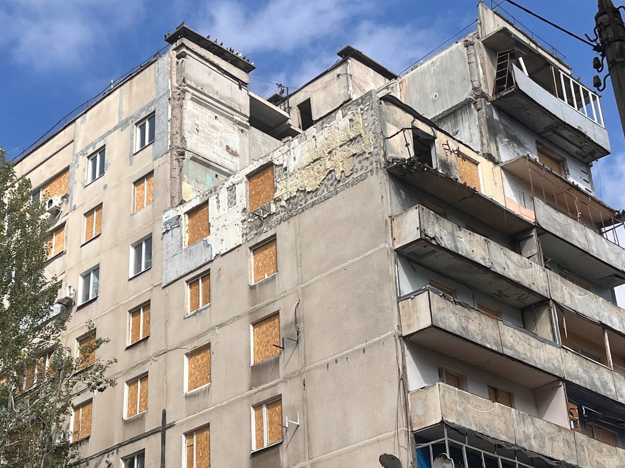 У запорізькій багатоповерхівці на Моторобудівників відновлять пошкоджений обстрілом підʼїзд