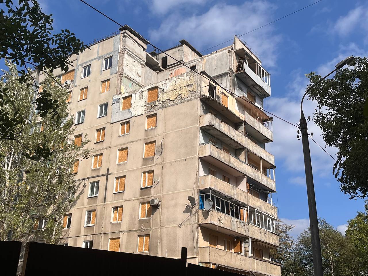 У запорізькій багатоповерхівці на Моторобудівників відновлять пошкоджений обстрілом підʼїзд