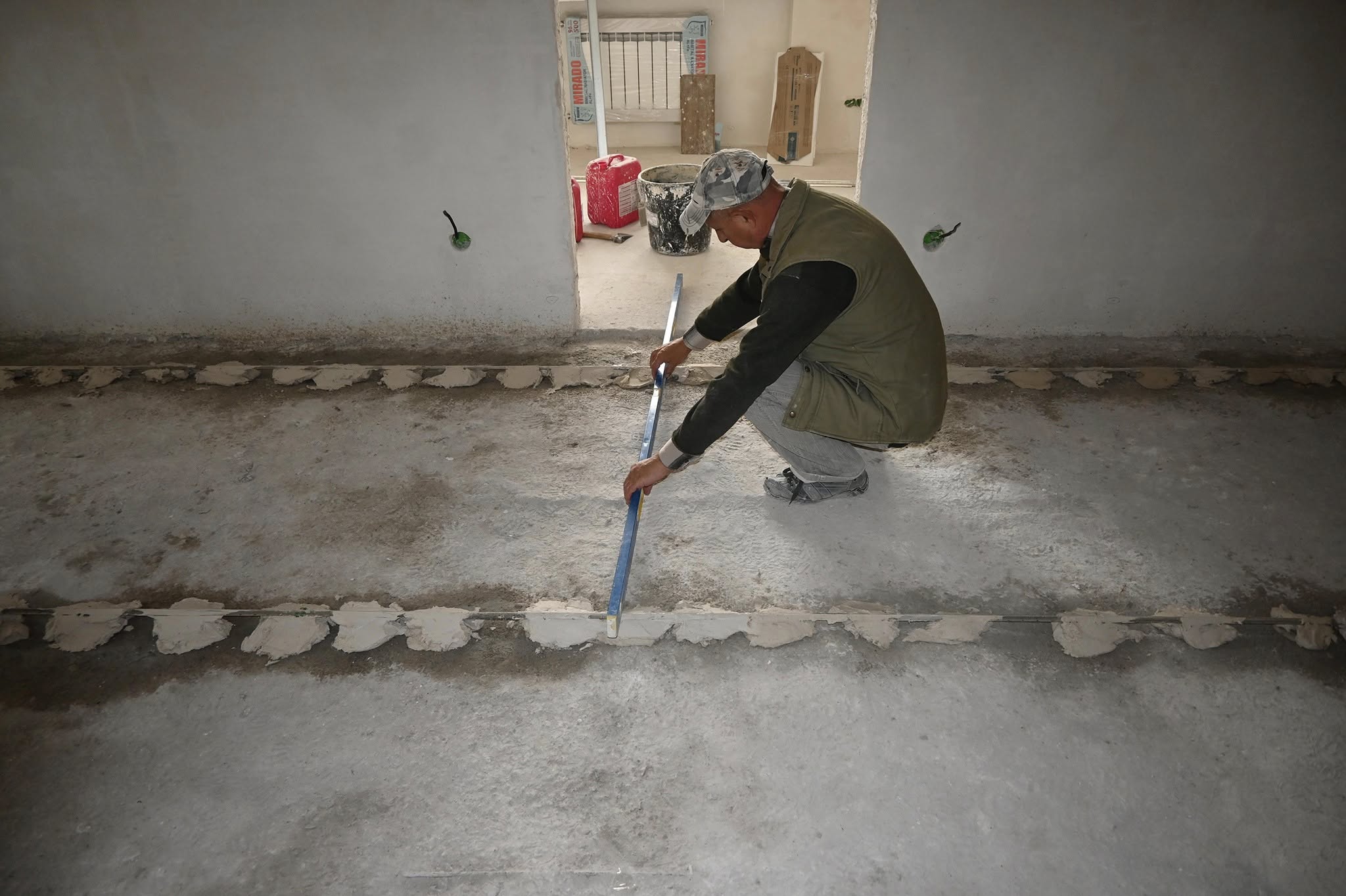 Роботи тривають в квартирах та на подвір’ї: як рухається відновлення запорізького будинку на Скіфській, 6 