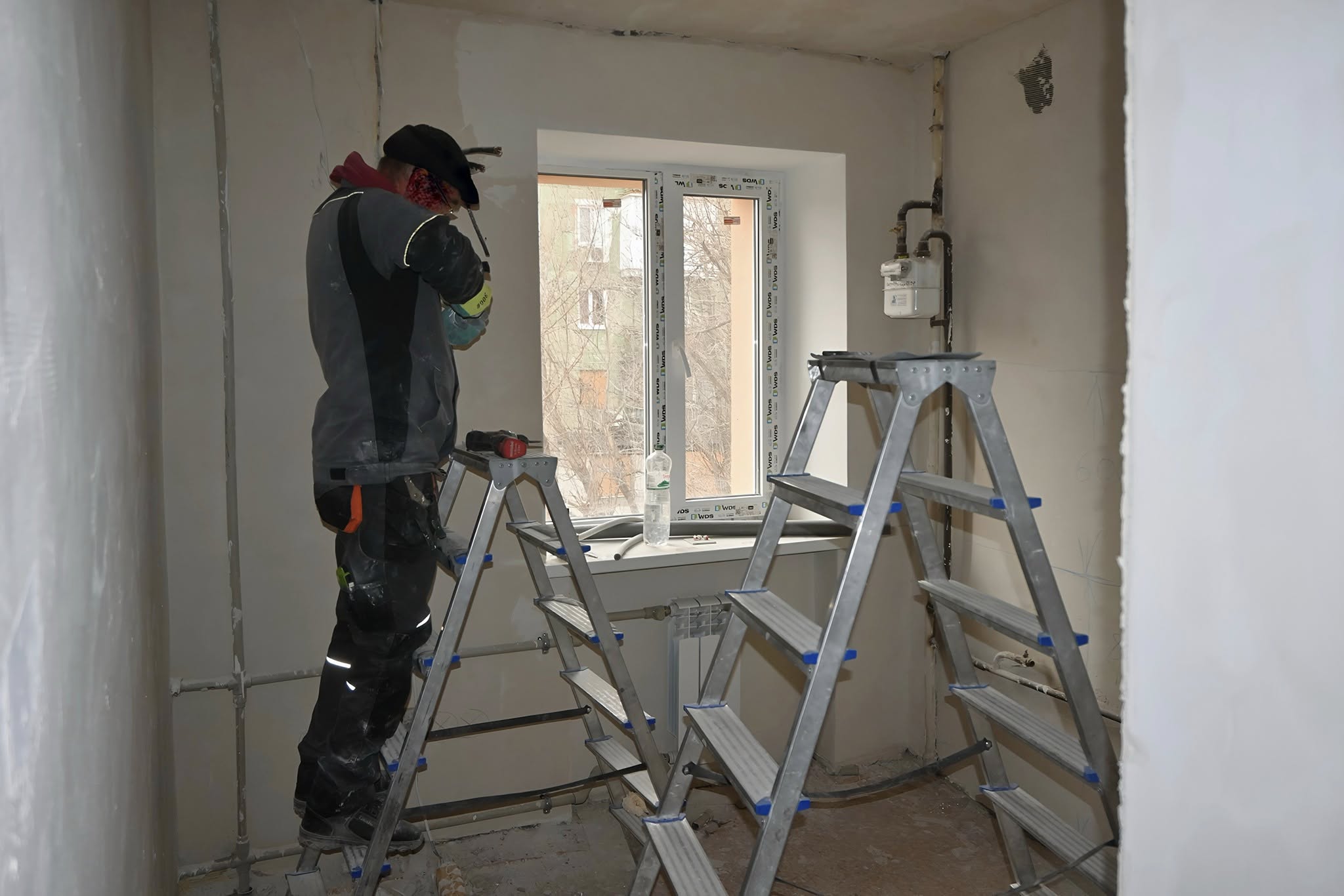 Роботи тривають в квартирах та на подвір’ї: як рухається відновлення запорізького будинку на Скіфській, 6 