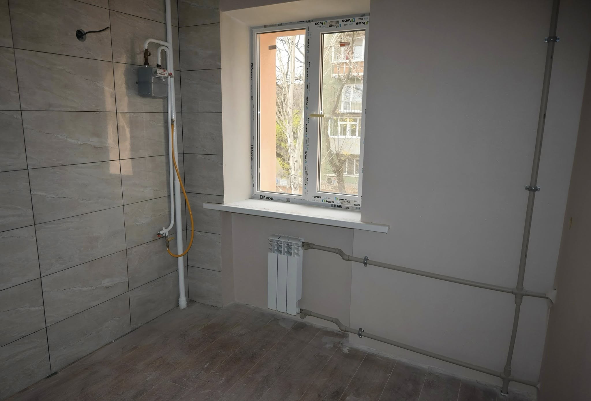 Роботи тривають в квартирах та на подвір’ї: як рухається відновлення запорізького будинку на Скіфській, 6 