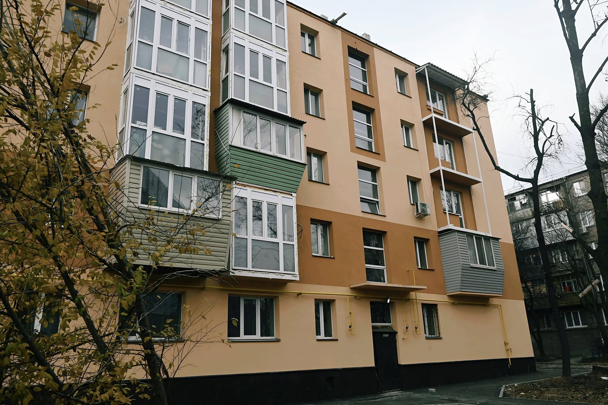 Повторні удари: у Запоріжжі пошкоджено два будинки, де майже завершили відбудову. ФОТО