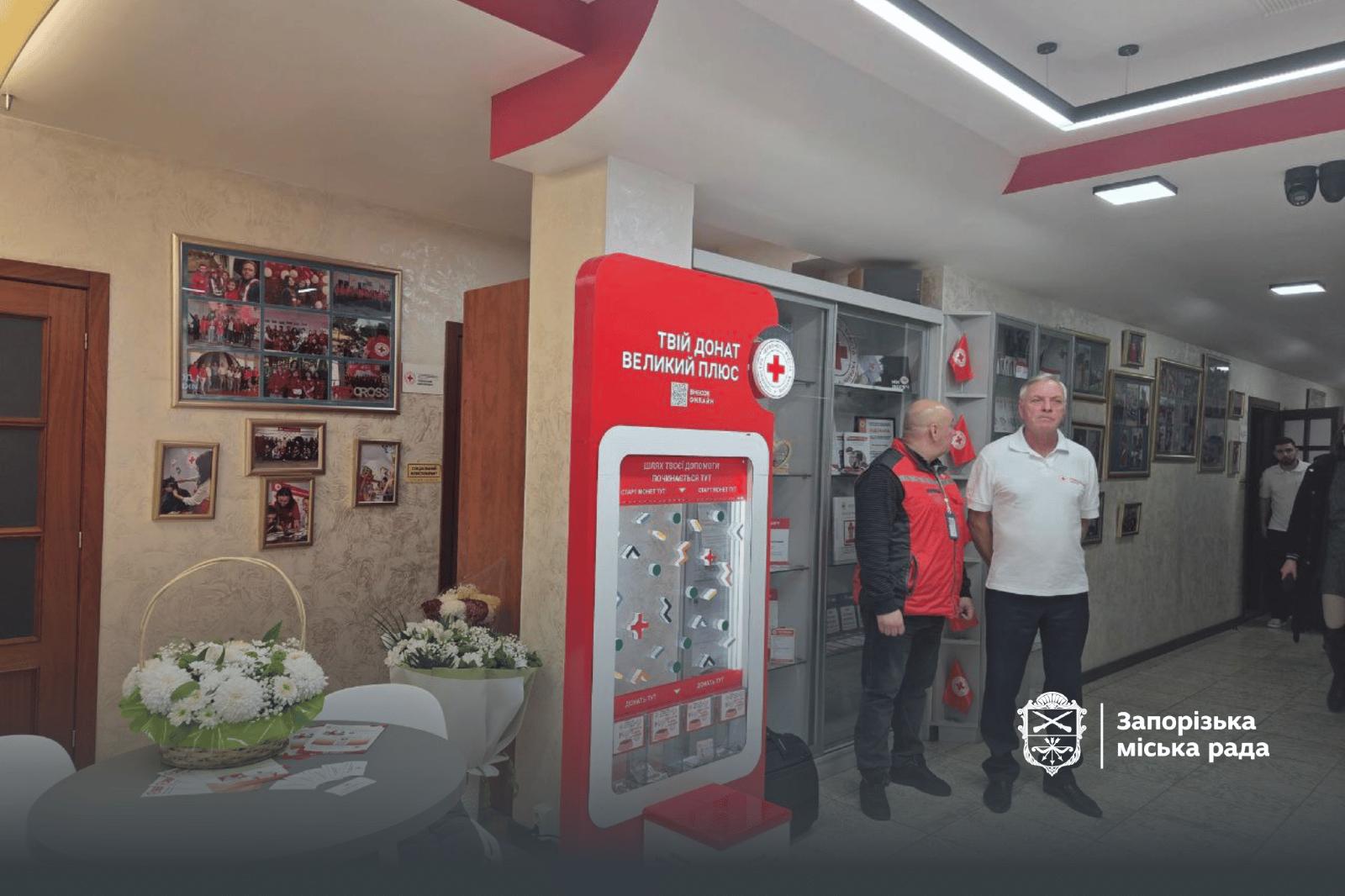 11 напрямків допомоги: Червоний Хрест запустив у Запоріжжі центр підтримки для всієї області