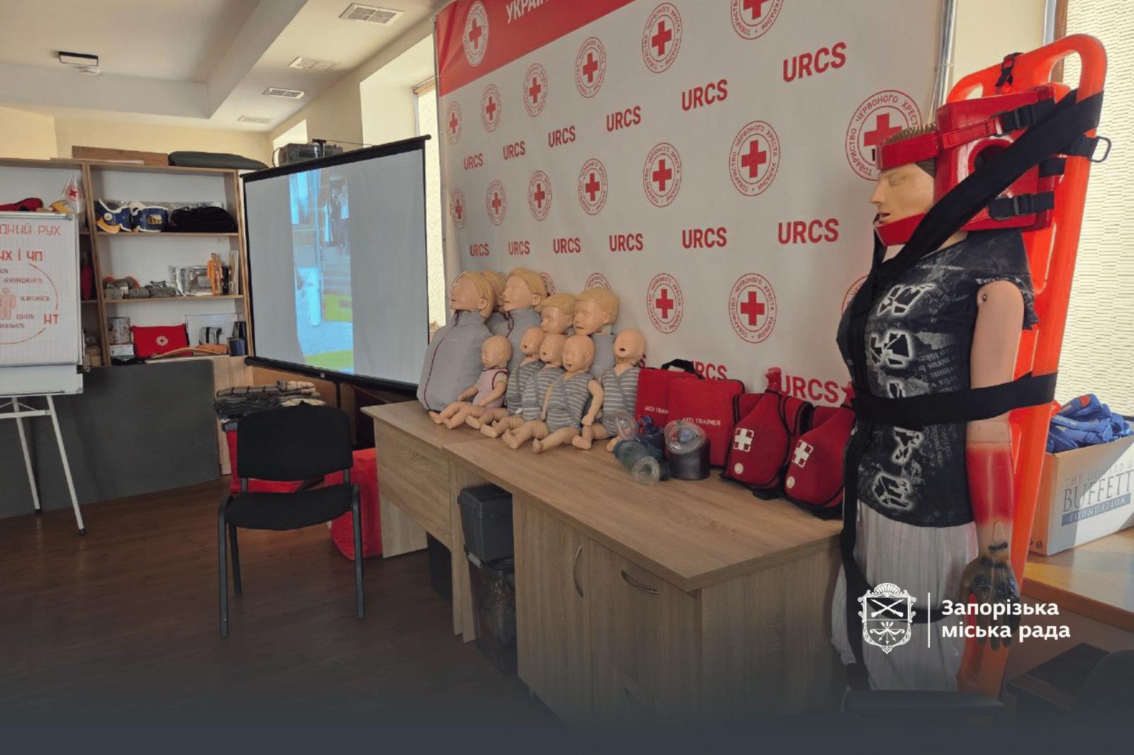 11 напрямків допомоги: Червоний Хрест запустив у Запоріжжі центр підтримки для всієї області