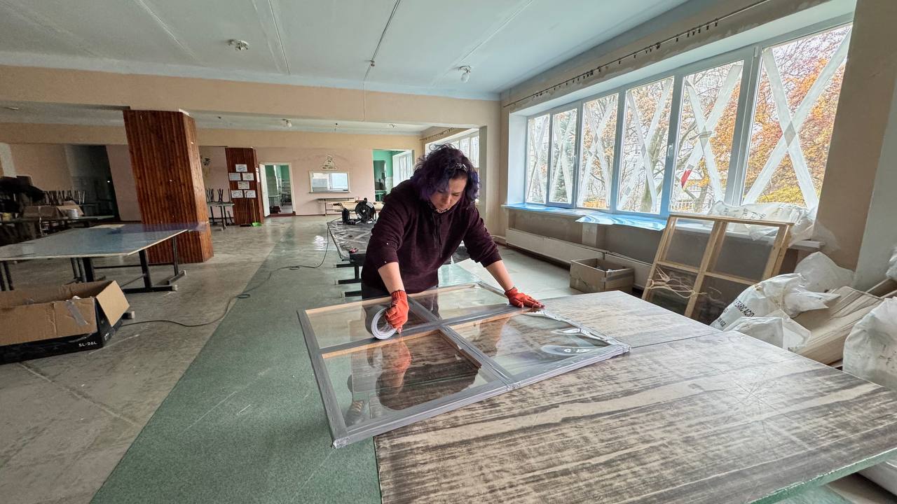 У Запоріжжі волонтери після обстрілів встановлюють ударостійкі вікна у школах