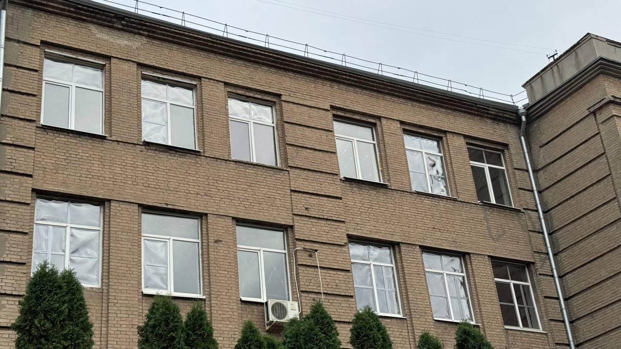 У Запоріжжі волонтери після обстрілів встановлюють ударостійкі вікна у школах