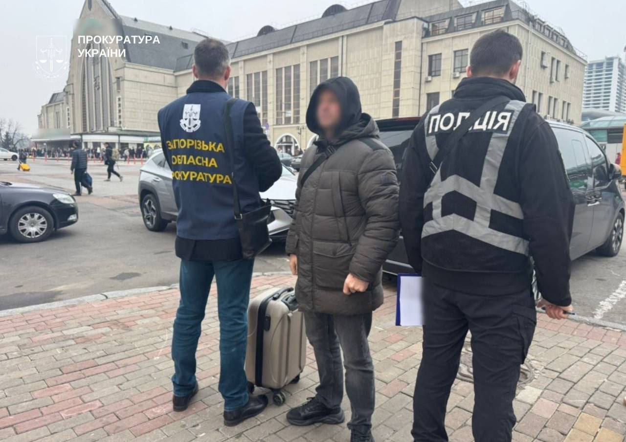 Затримали на київському вокзалі: очільника громади з-під Запоріжжя підозрюють у привласненні бюджетних грошей