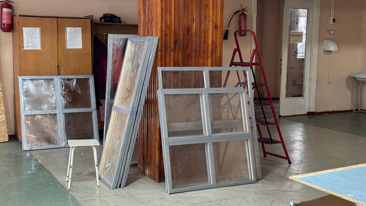 У Запоріжжі волонтери після обстрілів встановлюють ударостійкі вікна у школах