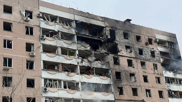 Ризик обвалу: у Запоріжжі визнали тимчасово непридатним для життя під’їзд багатоповерхівки, у який влучив КАБ