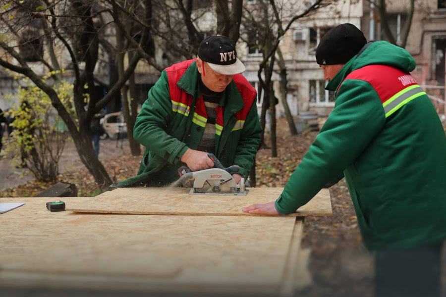 Запоріжжя після обстрілів: за тиждень закрили понад 500 вибитих вікон і відремонтували дахи