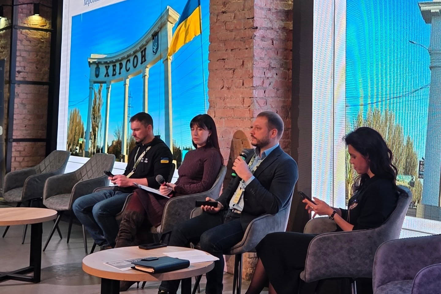 Відновлення Запоріжжя, захист Херсона й цифровізація Миколаєва: як живуть і над чим сьогодні працюють прифронтові міста