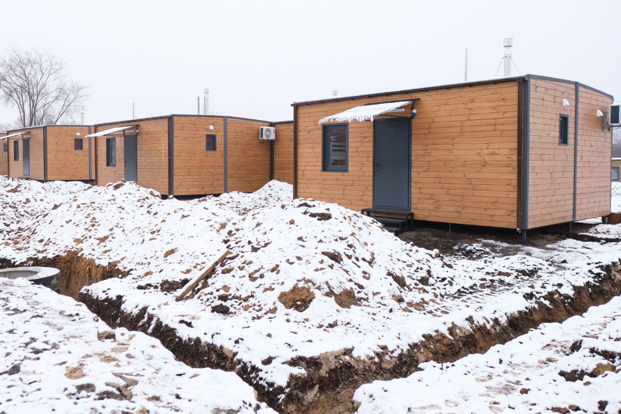 Нове модульне містечко для ВПО у Запоріжжі готове на 70%: як облаштовані будинки всередині