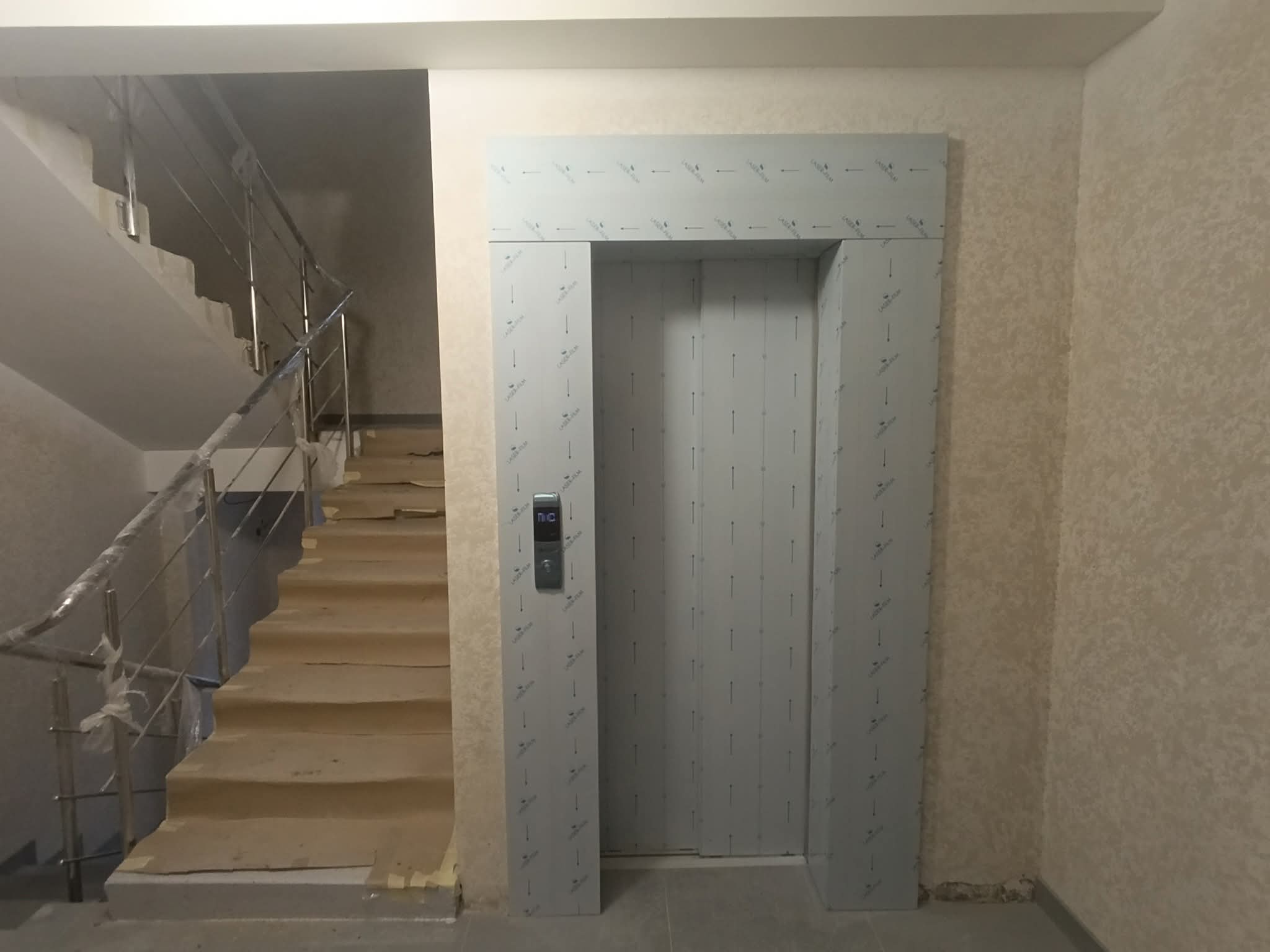 На вул. Запорізькій на 85% завершили відбудову багатоповерхівки, пошкодженої ударом РФ