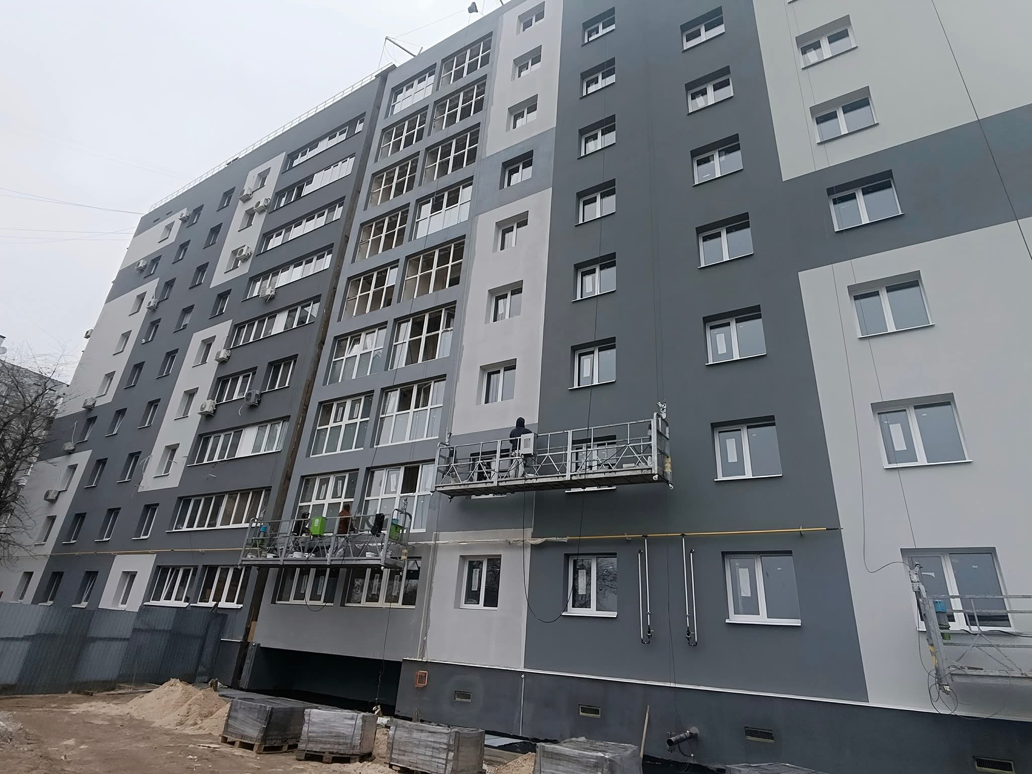На вул. Запорізькій на 85% завершили відбудову багатоповерхівки, пошкодженої ударом РФ