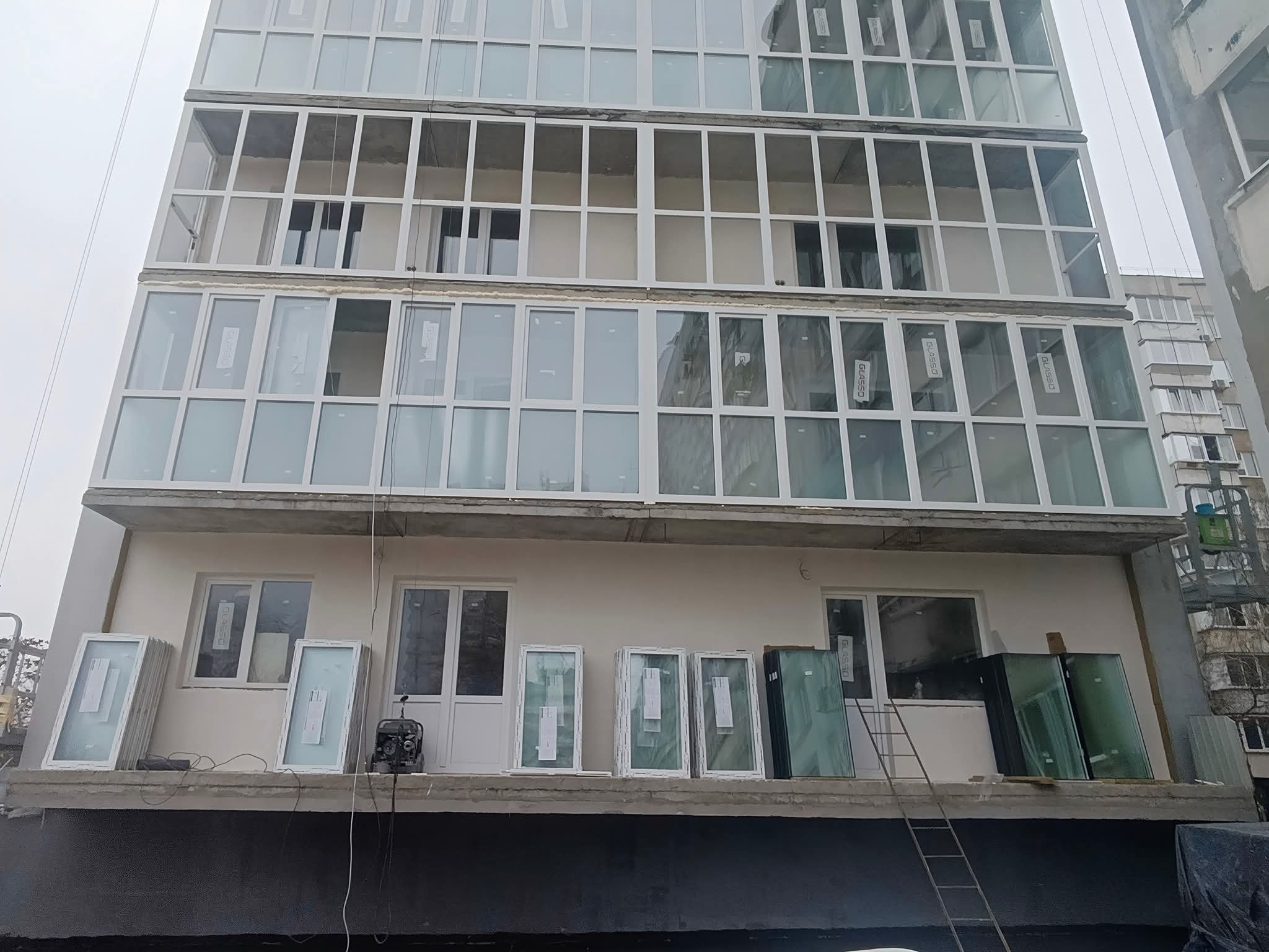 На вул. Запорізькій на 85% завершили відбудову багатоповерхівки, пошкодженої ударом РФ