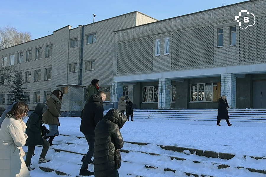 Вісім обстрілів і нове укриття: ще одну школу в Запоріжжі готують до очного навчання. ФОТО