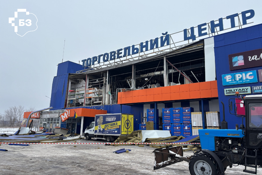 Дрон поцілив у ТЦ «Епіцентр»: що відомо про руйнування у Запоріжжі. ФОТО