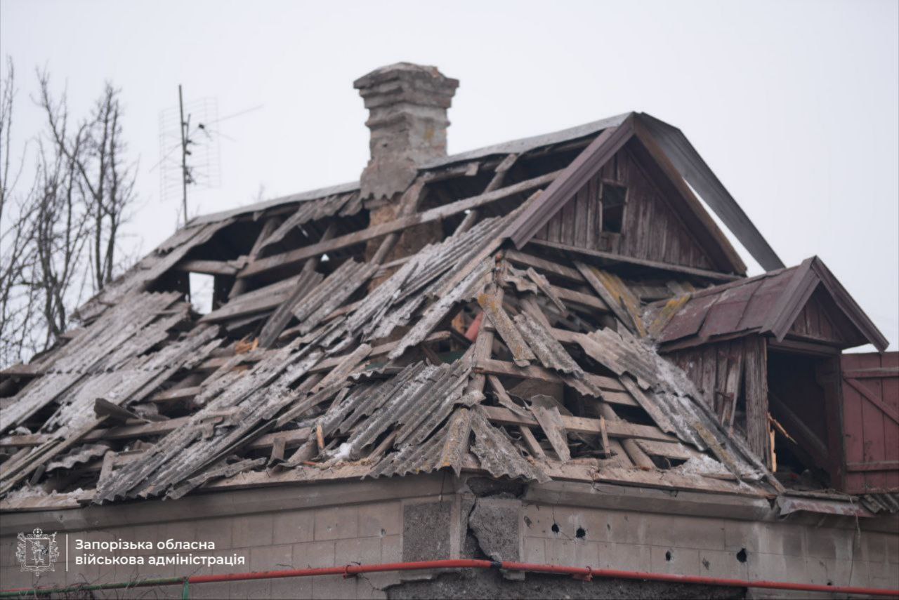 Дрон поцілив у ТЦ «Епіцентр»: що відомо про руйнування у Запоріжжі. ФОТО