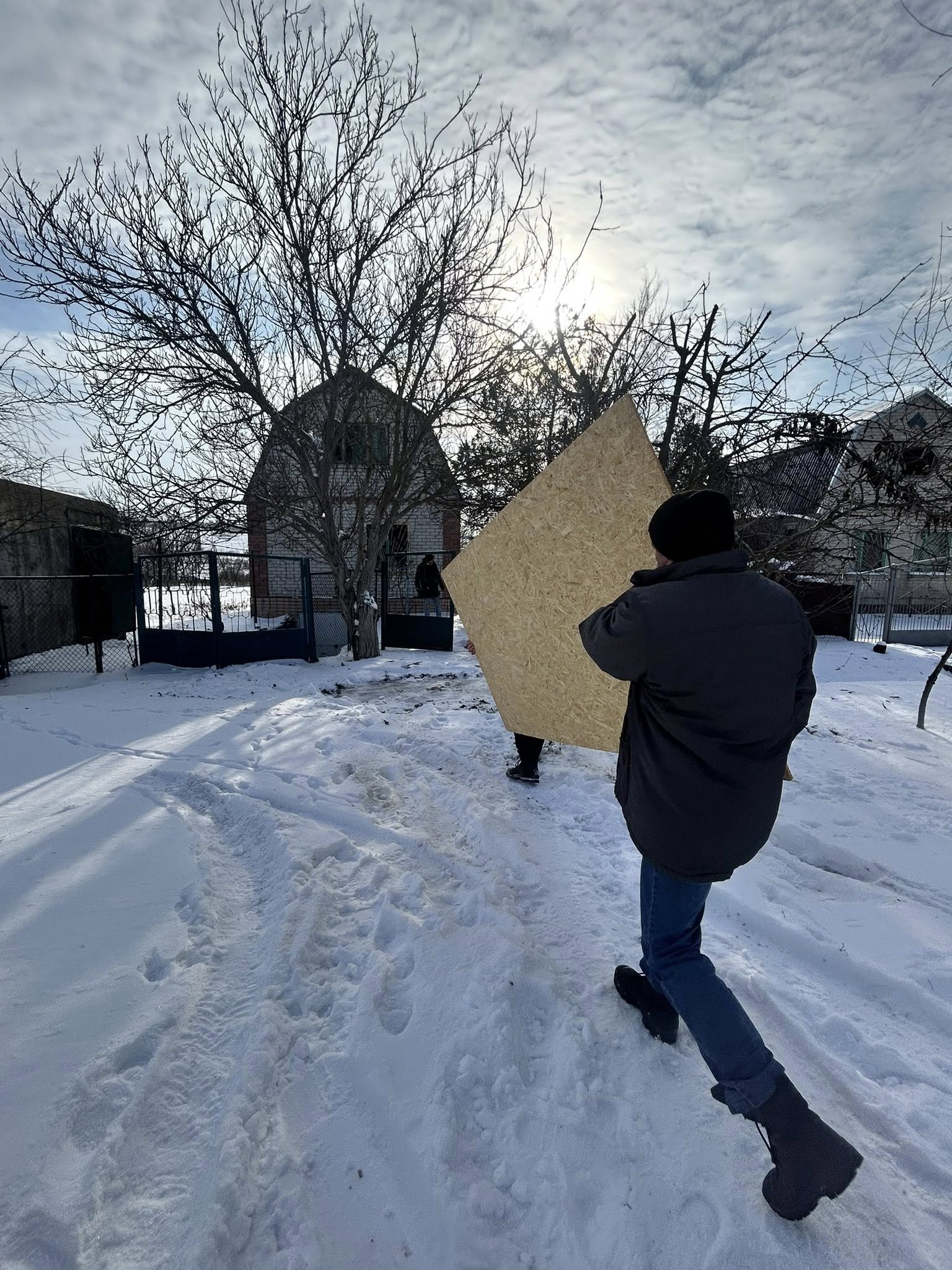 У Павлівській громаді обстежують пошкоджені обстрілом будинки: постраждалим видають будматеріали. ФОТО