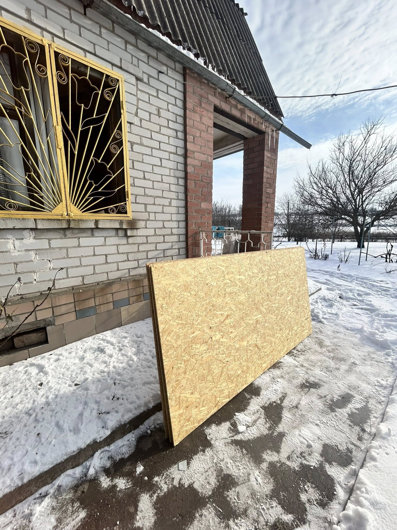 У Павлівській громаді обстежують пошкоджені обстрілом будинки: постраждалим видають будматеріали. ФОТО