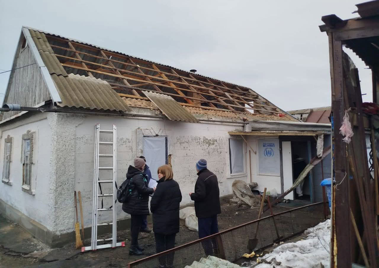 Мешканцям пошкоджених будинків у Павлівській громаді видають листи шиферу для покрівель: куди звертатись