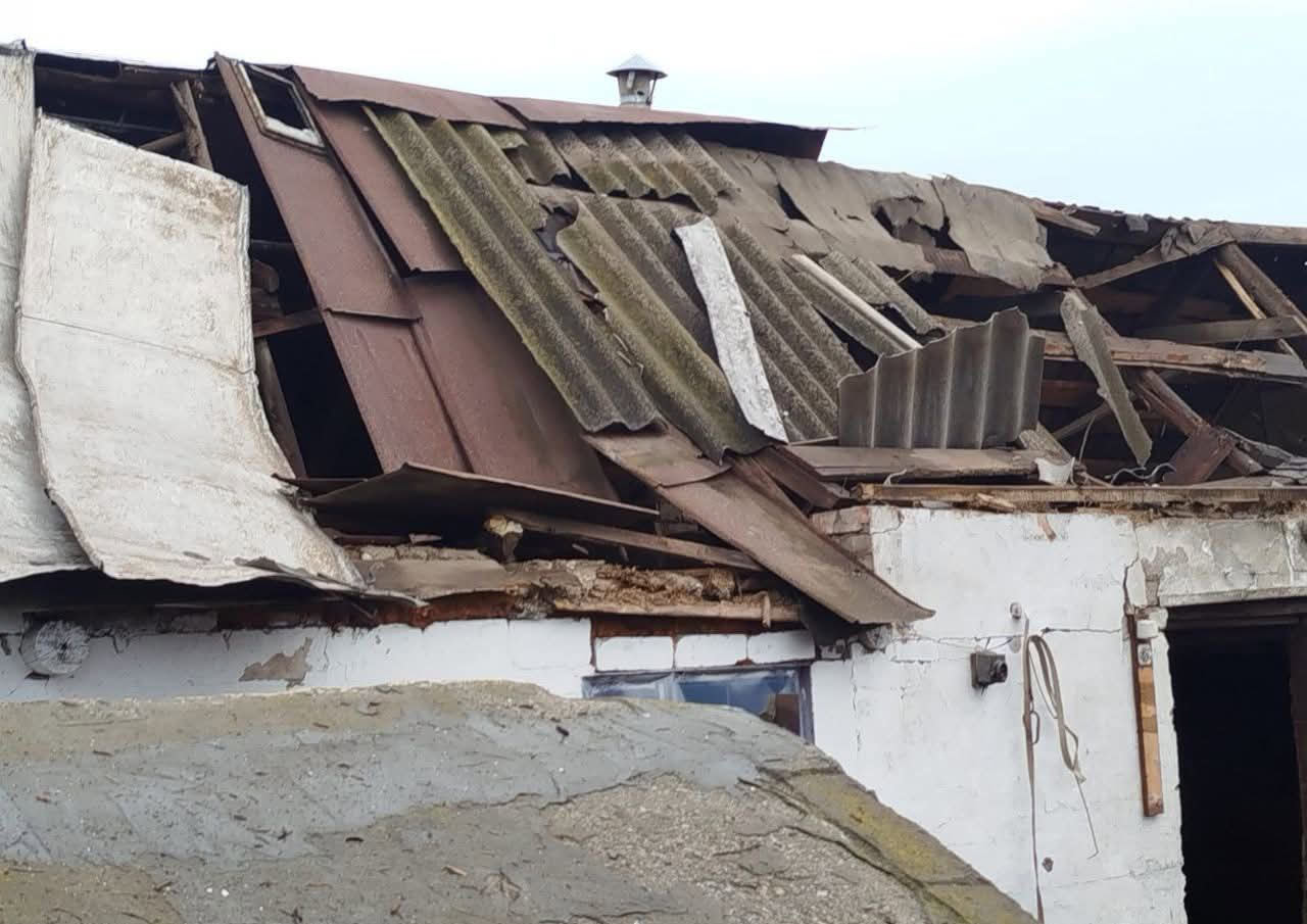 Мешканцям пошкоджених будинків у Павлівській громаді видають листи шиферу для покрівель: куди звертатись