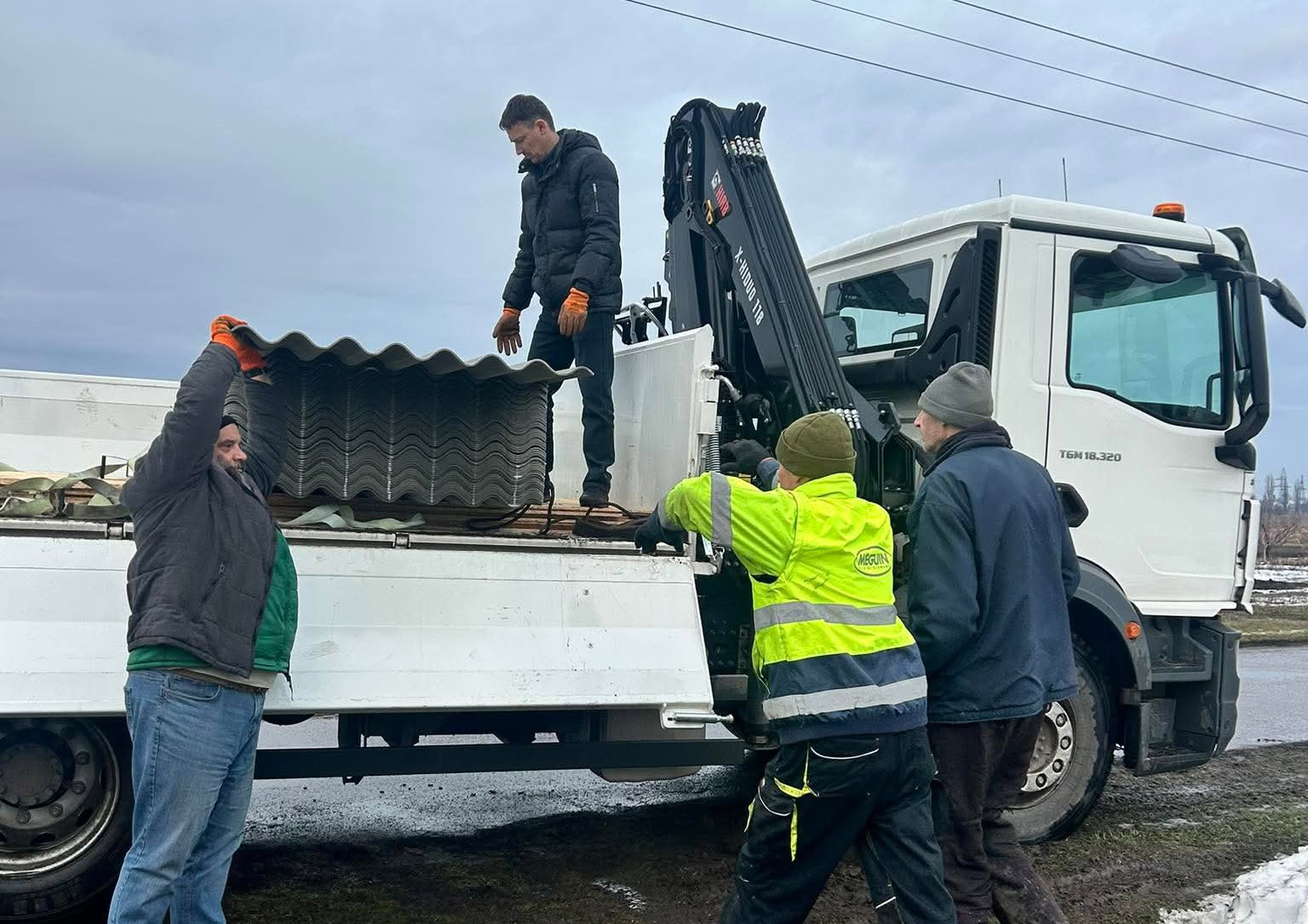 Мешканцям пошкоджених будинків у Павлівській громаді видають листи шиферу для покрівель: куди звертатись