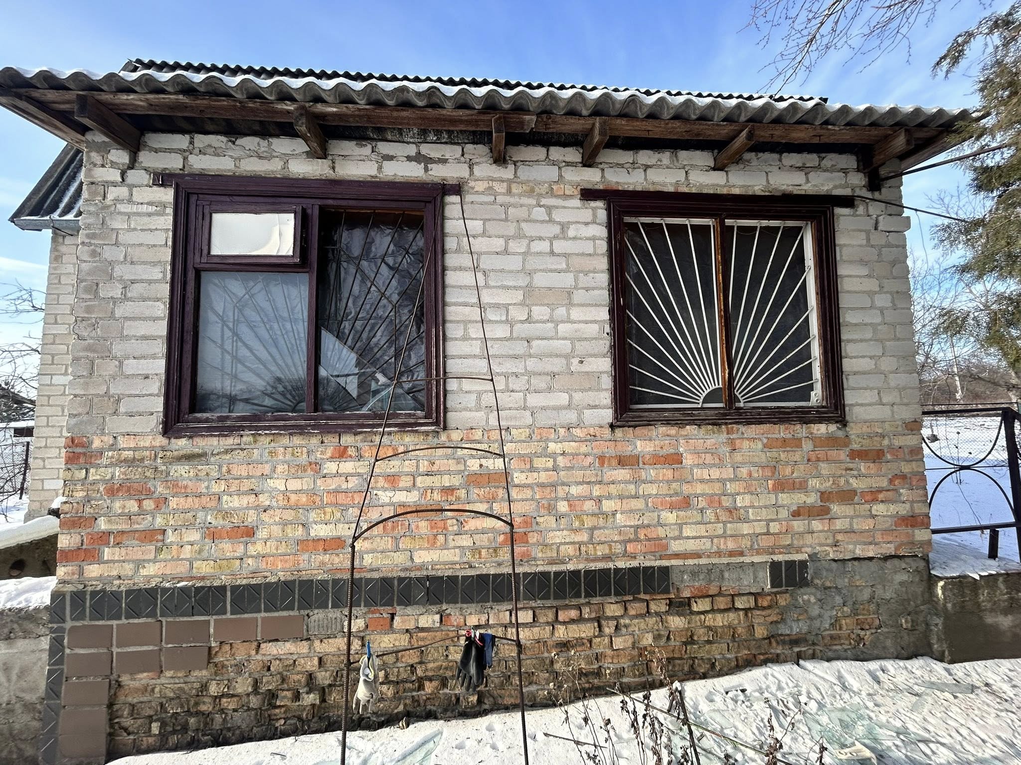 У Павлівській громаді обстежують пошкоджені обстрілом будинки: постраждалим видають будматеріали. ФОТО