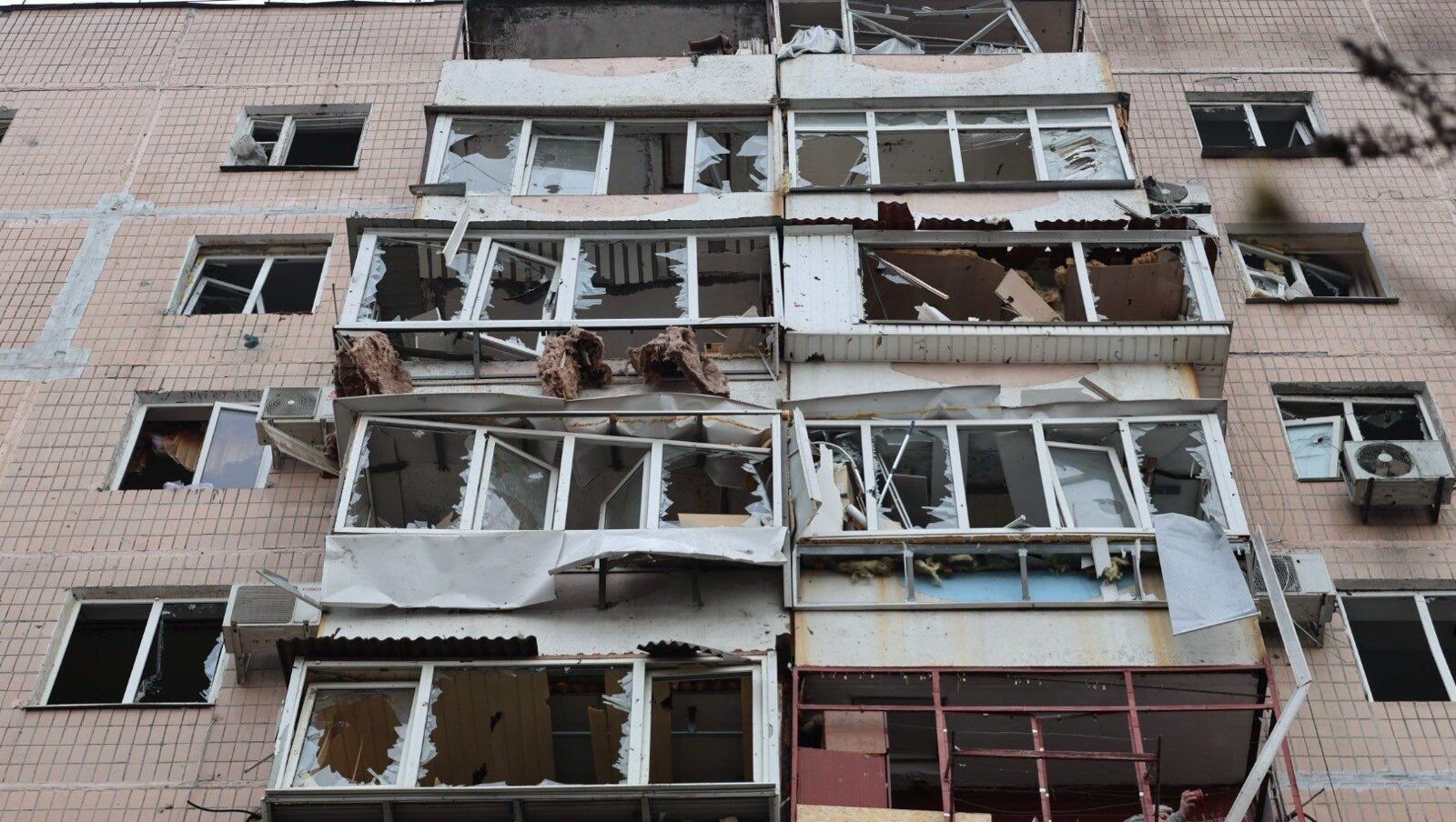 Пошкоджено понад 200 квартир: російські війська вдарили по Запоріжжю з РСЗВ