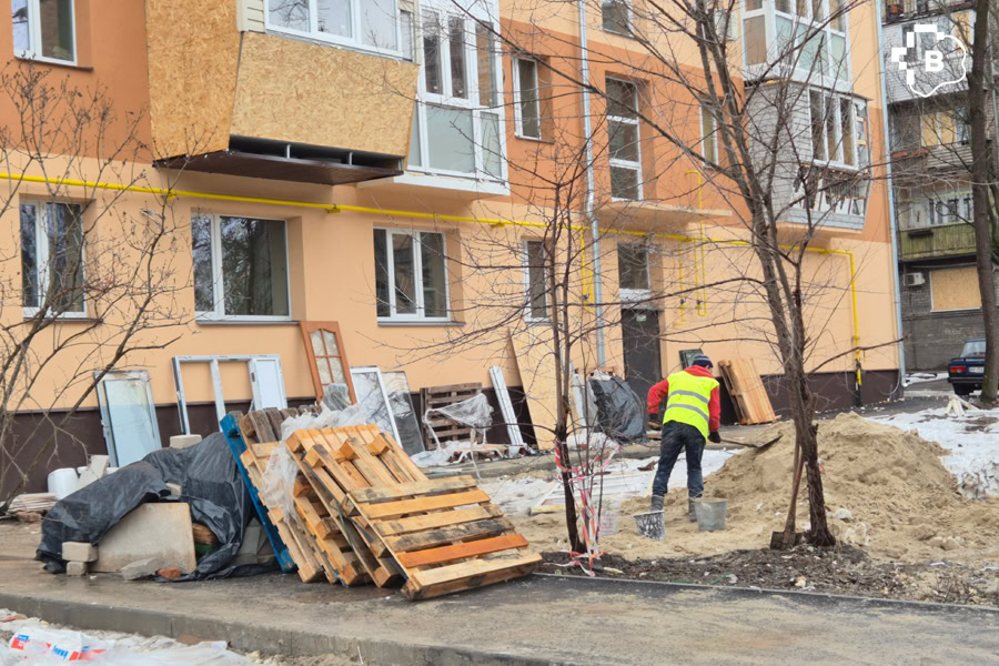 Відбудова по колу: як у Запоріжжі відновлюють будинки, що тричі зазнали обстрілів. ФОТО