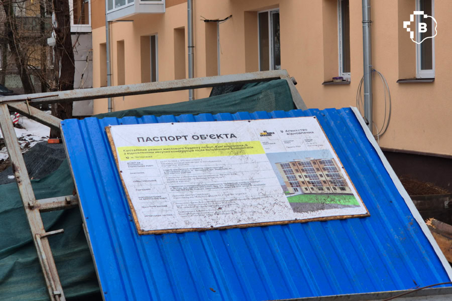 Відбудова по колу: як у Запоріжжі відновлюють будинки, що тричі зазнали обстрілів. ФОТО