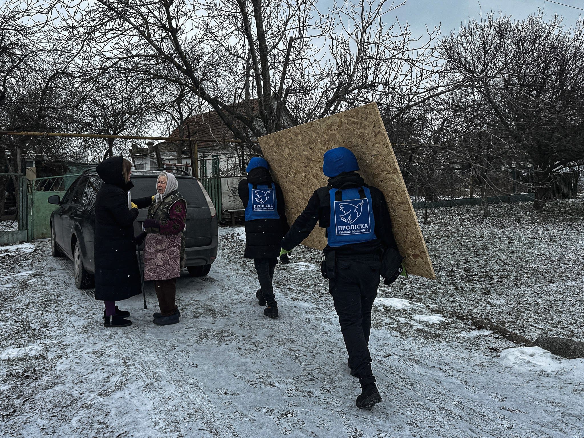 У Павлівській громаді волонтери допомагають родинам, чиї оселі пошкоджені через обстріли. ФОТО