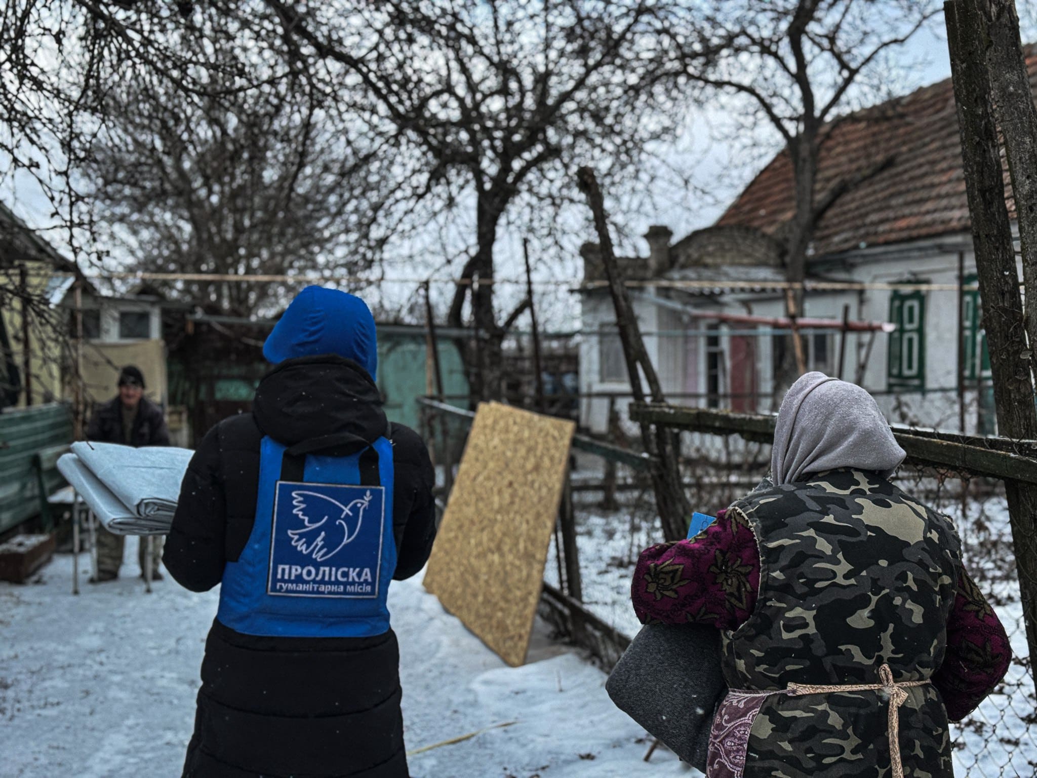 У Павлівській громаді волонтери допомагають родинам, чиї оселі пошкоджені через обстріли. ФОТО