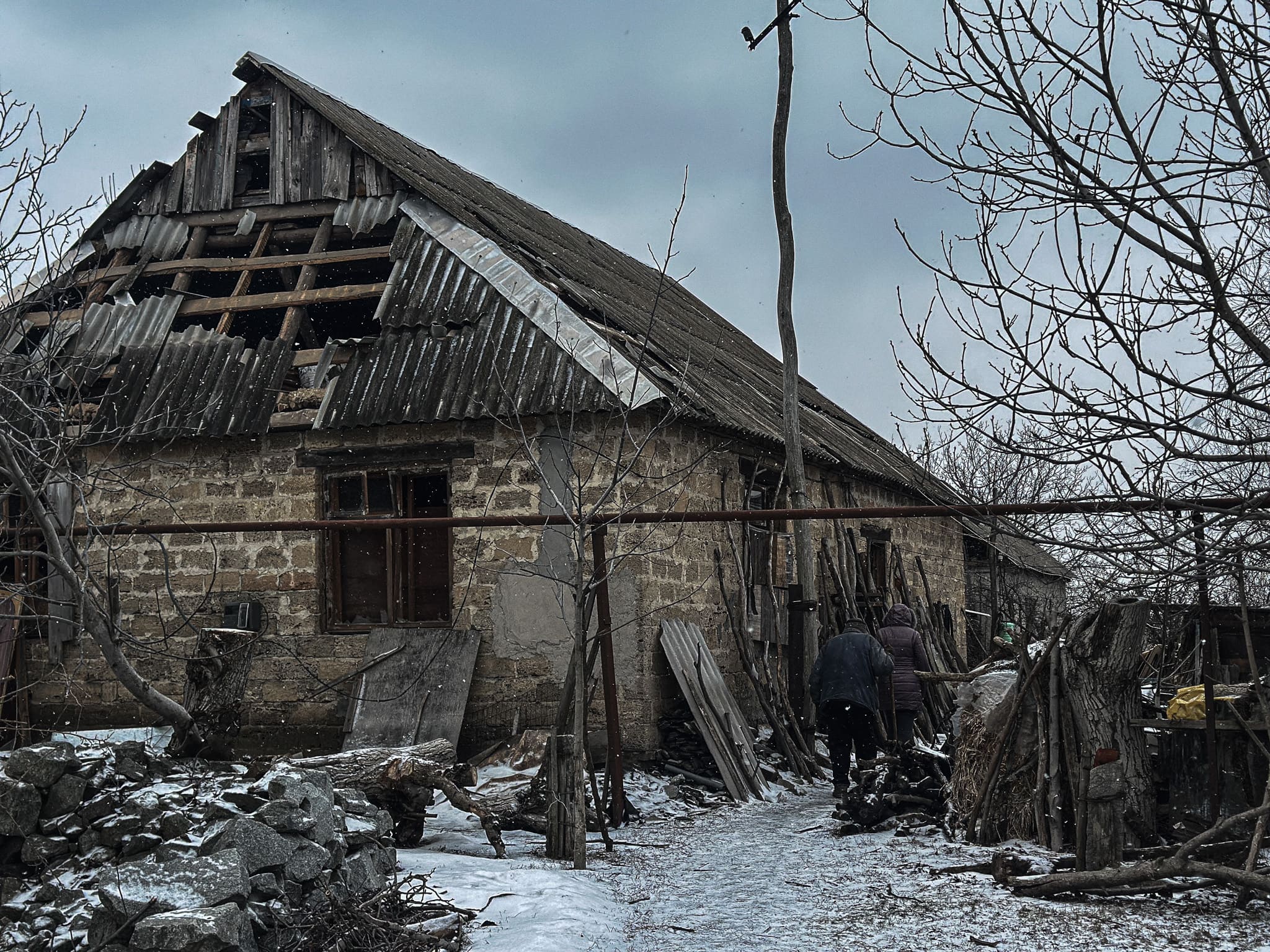 У Павлівській громаді волонтери допомагають родинам, чиї оселі пошкоджені через обстріли. ФОТО