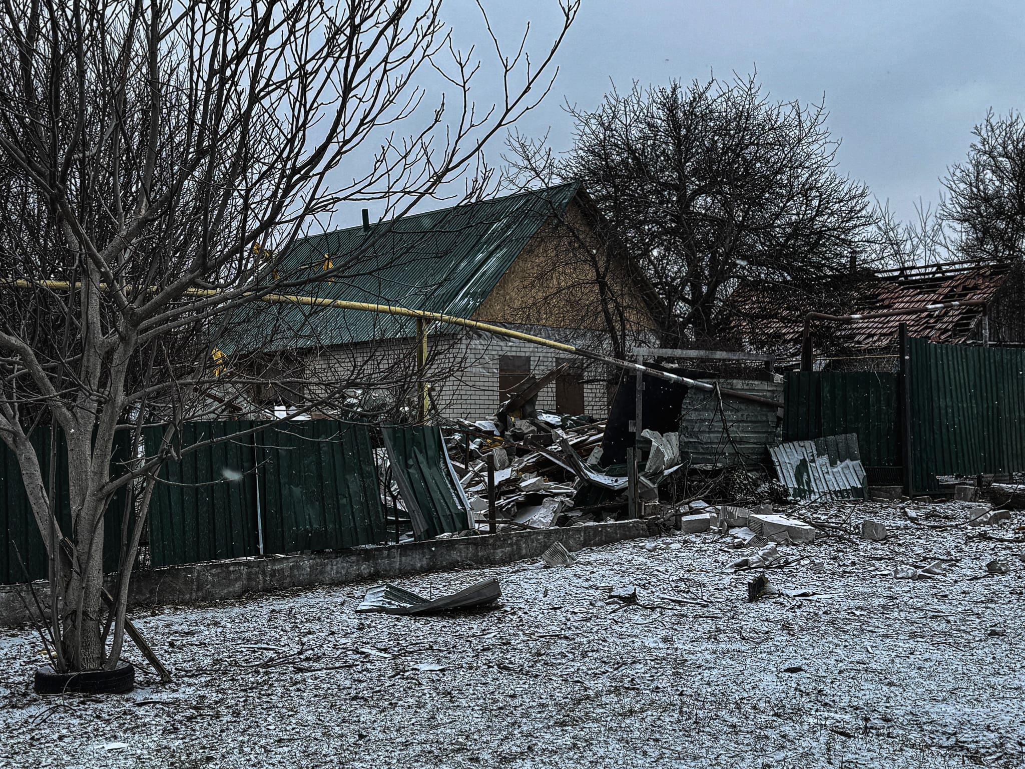 У Павлівській громаді волонтери допомагають родинам, чиї оселі пошкоджені через обстріли. ФОТО