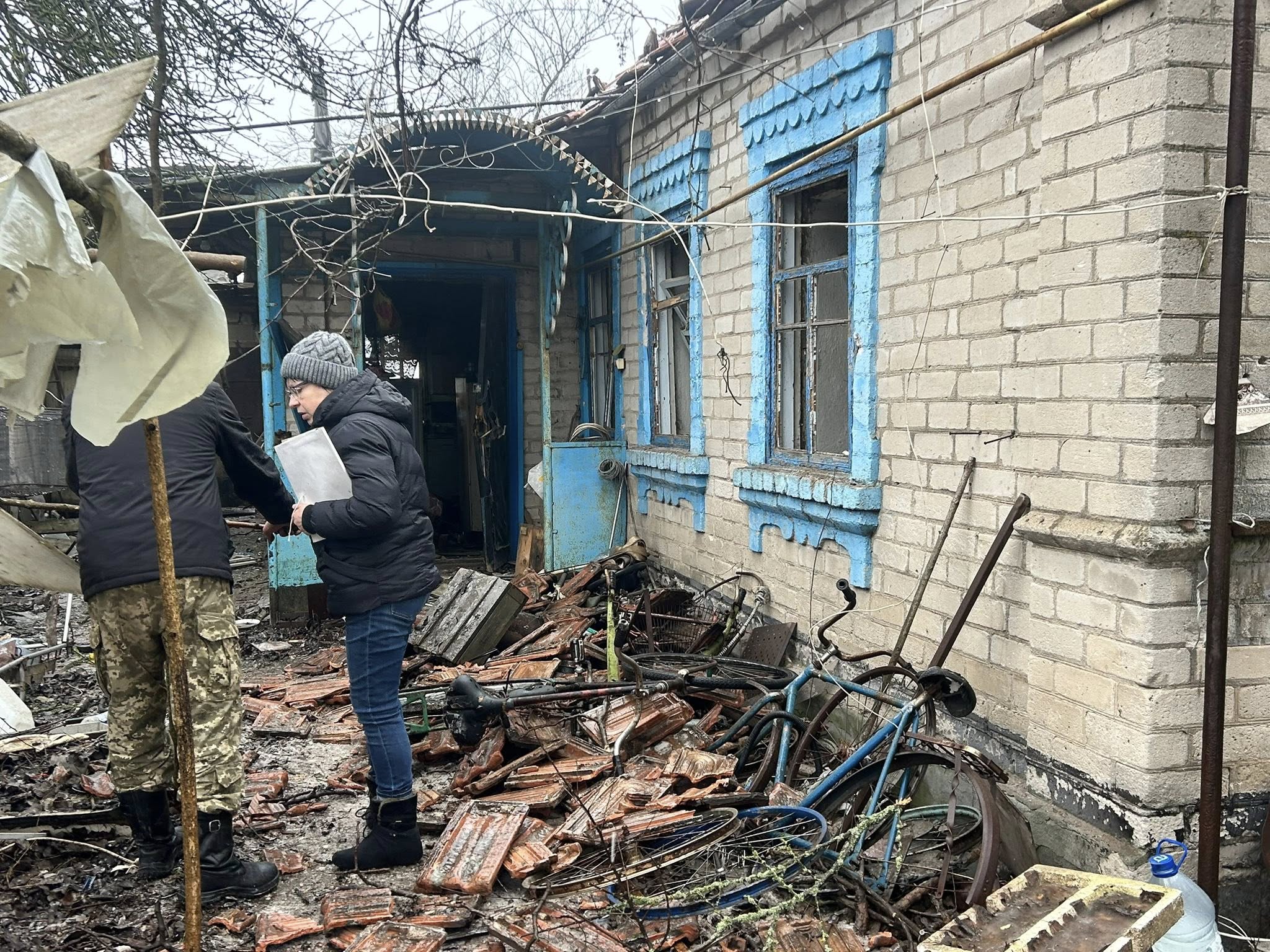 Другий день поспіль під обстрілами: у Павлівській громаді усувають наслідки ударів. ФОТО